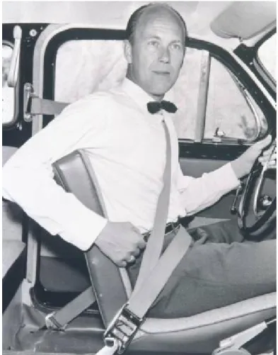 Figur 1  Nils Bohlin, som uppfann trepunktsbältet, testar sin uppfinning 1959. Foto från  Volvo