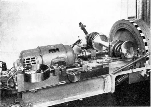 Fig.  8  b.  Foto  av  apparat  för  snabb  sträckning.  I  förgrunden  synes  till  vänster  mätring  för  k ra ft­