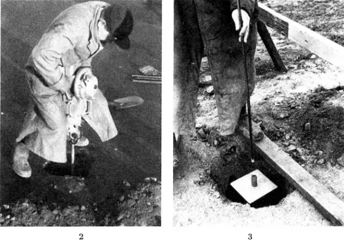 Fig.  2.  Sondning  av  hål  för  montering  av  tjälgränsmätaren.  Vägbanan  har  först  uppbrutits  och  underliggande  överbyggnad  genomgrävts