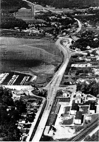 Figur 2.] Flygfoto Över Ljungskile, E6 och viken innan motorvägen byggdes. Fotot taget från norr.