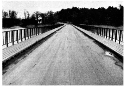 Fig.  8.  Drottningholmsbron.  Sprickorna  i  beläggningen  förekomma  huvudsakligen  i  tre  med  brons  längdriktning  parallella  linjer,  markerande  skarvar  mellan 