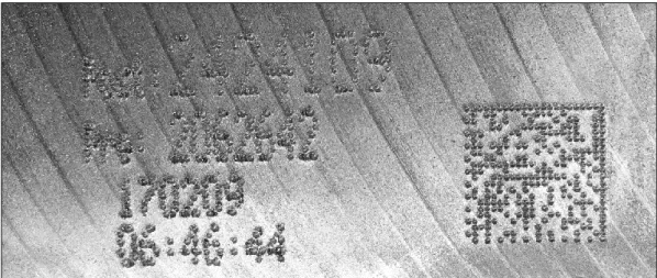 Figur 7. Klartext och datamatrixkod märkt på cylinderhuvudet (egenfotograferad bild)  Datamatrixkoderna på cylinderhuvudet har formatet: P2551568V3685T16160S104753Z3494  och är uppbyggd enligt beskrivningen som redovisas i Tabell 5