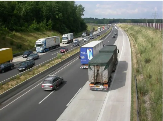 Figur 11. Motorväg med betongbeläggning i höger körfält och vägren (Foto: Berndt 
