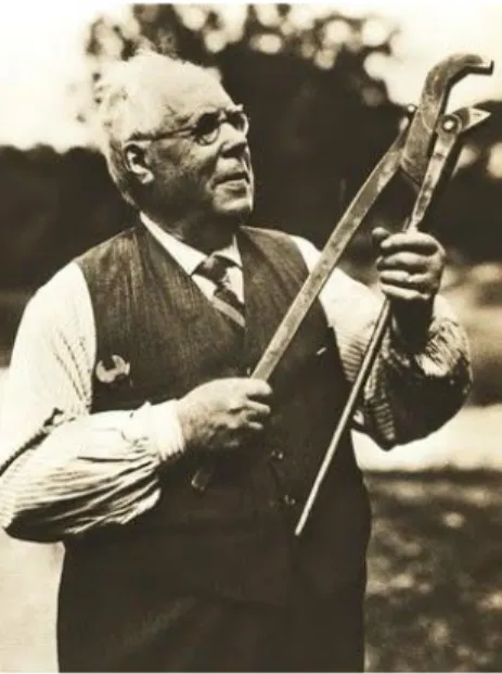 Figur 5 J.P Johansson med två av sina uppfinningar, den ställbara rörtången i handen och  skiftnyckel i vänstra bröstfickan
