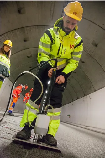 Figur 2. Provtagning med Wet Dust Sampler (WDS) (Foto: Mats Gustafsson, VTI). 