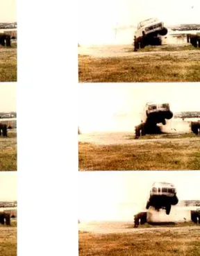 Figur 4  Test av hur en bil kör in i ett vägräcke och flyger över istället för att fångas  upp (länk: http://www.tfhrc.gov)