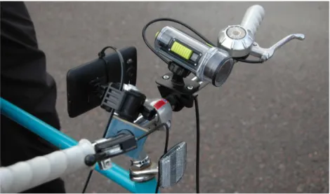 Figur 2 Smarttelefon monterad tillsammans med videosystemet vid inventering av  Linköpings cykelvägar