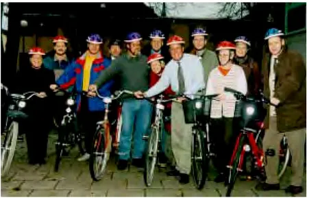 Figur 3  Motalas kommunstyrelse blev ”cykelhjälmsambassadörer”. På bilden saknas vissa ledamöter