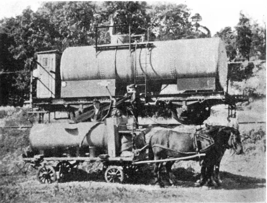 Fig.  9.  Tappning  av  sulfitlut  från  järnvägstankvagn  till  hästdragen  tankvagn  för  transport  till  vattenvagn, Stockholm