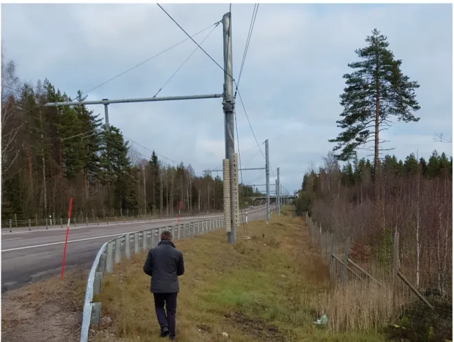Figure 1. Catenary poles and roadside safety barriers along E16, Sweden. Photo: Lina Nordin