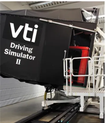Figur 1. VTIs körsimulator SIM II. På rörelseplattformen står en lastbilshytt. Projektorsystemet  ger 105 grader synfält