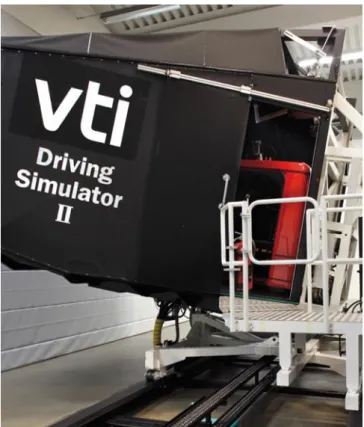 Figur 3. VTI:s körsimulator SIM II. På rörelseplattformen står en lastbilshytt. Bildskärmar monterade  framför och bredvid hytten återger vad föraren ser genom rutorna