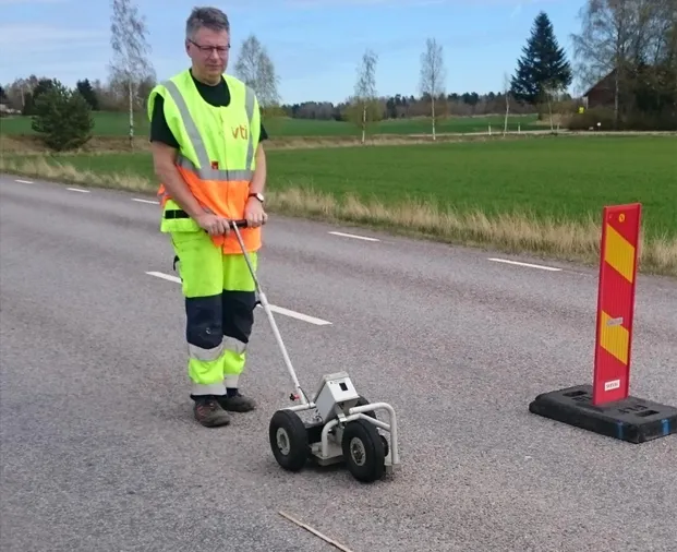 Figur 10. PFT används på vägbeläggning som har en grov ytstruktur. Asfalten är torr på fotot