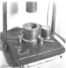 Fig.  7.  Fallhammare  och  stålcylinder  för  provning  av  stenmaterials  slaghållfasthet