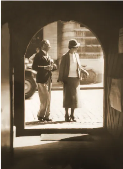figur 8. Ett besökande par på väg in i Burmeisterska  huset. Utan datering, något beskuren