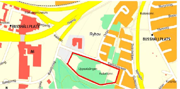 Figur 4.  Karta över fastigheten. Fastighetsgränsen är inringad med rött. De närmaste busshållplatserna är  märkta