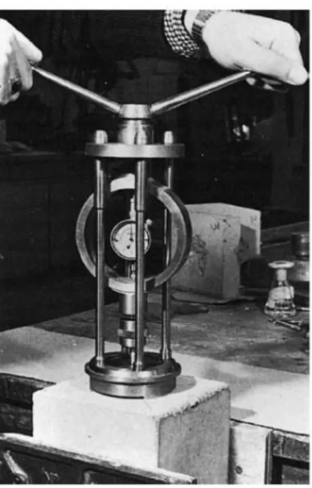 Figure 2.30: Pull force testing apparatus (Bungey et al. 2006)  2.1.2.3.2  Principle and theory of the method