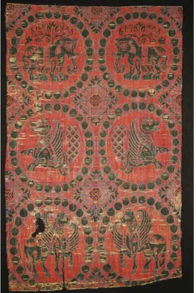 Figur 1. Sidentextil, Östra Medelhavet, 1000–1200. Sammansatt kypert (samitum) inslag i rött, mörkblått, ljusblått, 51 cm x 32,5 cm