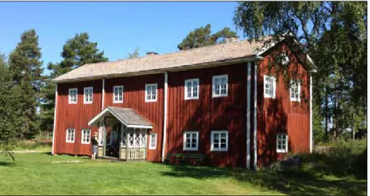 Figure 1. Bortom Åa, Fågelsjö in Los presents the sheer size of the building with two floors  and a decorated veranda.