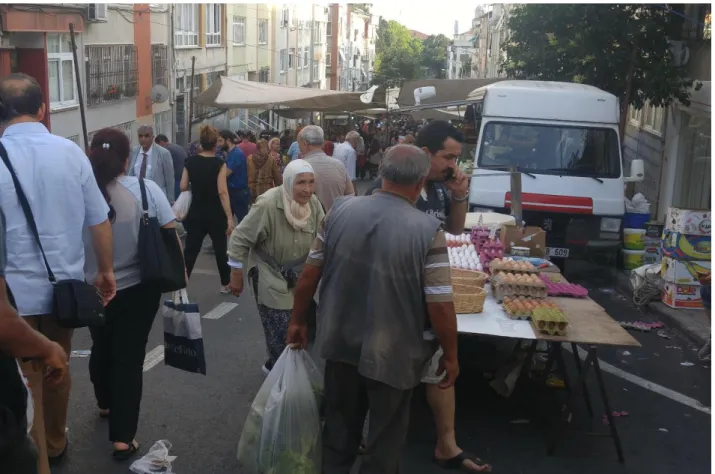 Figure  4:  Crowded  street  market  scene  in  the  district  Üsküdar  featuring  both  young  and  old  inhabitants in clothing indicating diverse sociocultural identity belonging