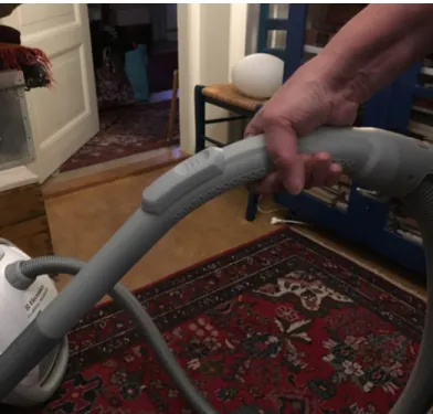 Figure 4.1 End-user explaining how the handle is held in order not to strain her wrist whiles  using a classical corded vacuum cleaner