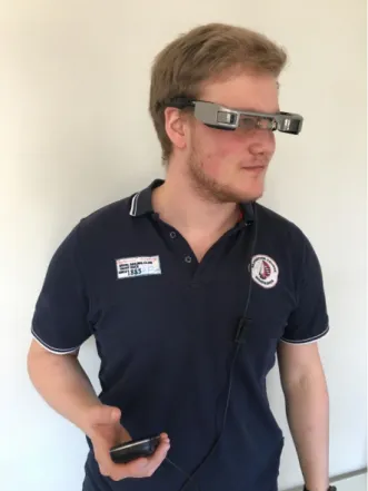 Figur 1. En person som bär Epson BT-350 smartglasses. Fotograf är författaren och personen på bilden har  godkänt publicering