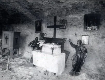 7. ábra.  A kemencei Kálvária oldalában lévő „Szent sír”. (Fotó: Hála  József, 1982 .) 