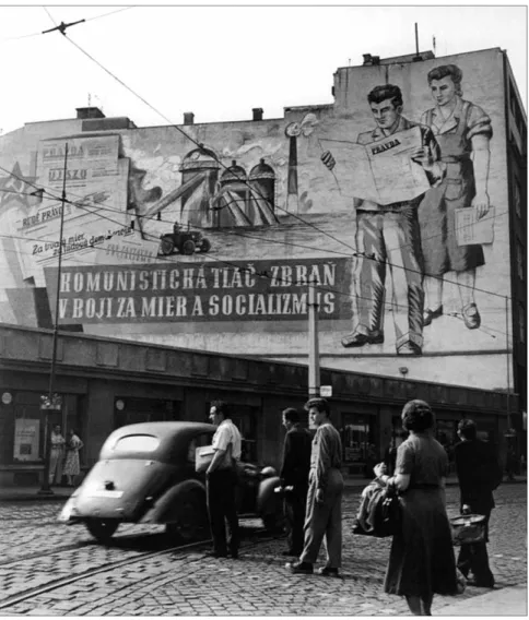 3. kép: „Kommunista sajtó – fegyver a harcban a békéért és a szocializmusért” –  pozsonyi fénykép Új Szóval és Pravdával egy tűzfalon (dokumentumfelvétel) 