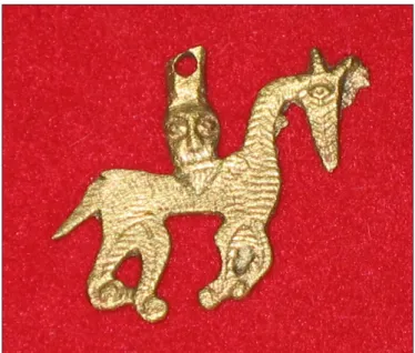 Fig. 4 Gold head-on-horse pendant from Konculj  (after G jorGievski  2019, 144, fig. 1)