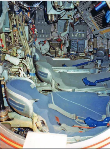 14. ábra. A VA-űrkabin három ülése. A középső ülés  felhajtásával lehetett az átjáró-alagútba jutni (Nik Steggall)