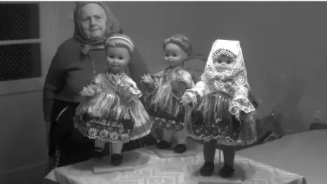 7. kép Tihanyi Ferencné néhány általa készített viseletes babával.  