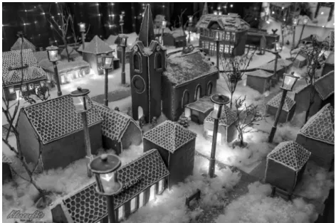 5. kép Néhány éve hagyomány, hogy karácsony előtt a könyvtárban mézeskalácsból  megépítik Csömör jellegzetes épületeit
