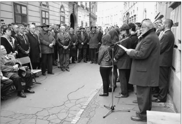 3. ábra: Emléktábla avató beszédét tartja K ÁRPÁTI  L ÁSZLÓ Figure 3: L ÁSZLÓ  K ÁRPÁTI  gives the inaugural speech of the plaque 