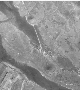 6. ábra: A két Török-halom 1962-es légifotója,  közöttük a középkori eredetű határárokkal  (Fentről.hu) 