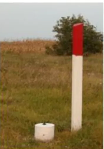 3-3. ábra Szintezési kő (kőben gomb), mellette jelzőoszlop
