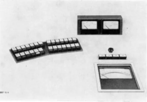 Abb. 2.—Steuer- und MeBpult zum licht- licht-elektrischen Gitterspektrometer. Vorn  rechts: MeBinstrument, daruber vier  Sig-nale fur Bereichsfortschaltung; links hinten  Steuer- und Signaltasten; im Hintergrund  Spannungs- und Stromkontrollinstrumente