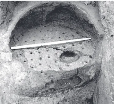 8. kép. Duzzadt peremű, kelta fésűzött díszű fazék 9. kép. Narancssárga bevonatos, római korsó lóhere alakú   kiöntőnyílással