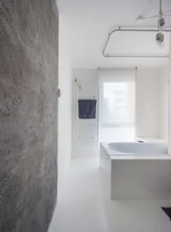 Fig. 5. The bathroom with the concrete wall (photo: Ákos Mátételki) 