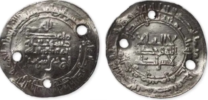 19. kép  ■   Iszmail ibn Ahmed emír ezüstdirheme egy honfoglalás kori magyar sírból