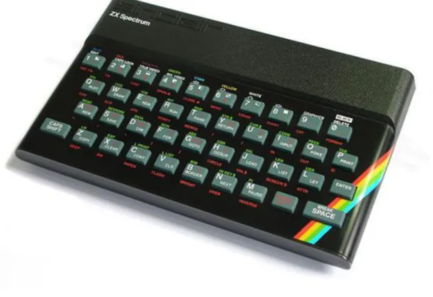 1.3. ábra - Egy ZX Spektrum 30 évvel ezelőtt, a bekapcsoláskor látható képernyő, és egy  mai  tablet