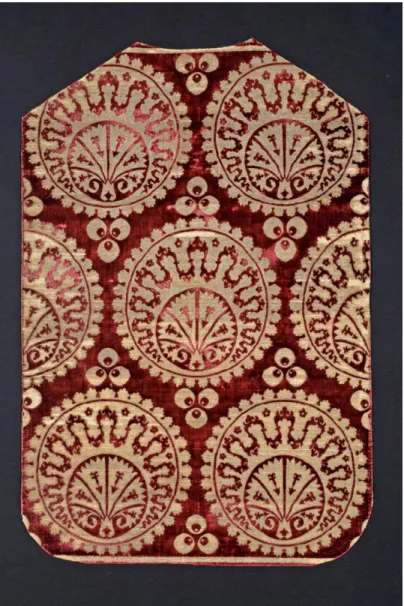7. kép: Török bársonytakaróból szabott miseruha hátlapja, XVII. század,  Iparművészeti Múzeum, ltsz