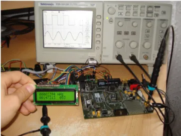 Fig. 7. Oscilloscope screen, bottom is the simulated EEG signal, upper by comparator modified square signal.