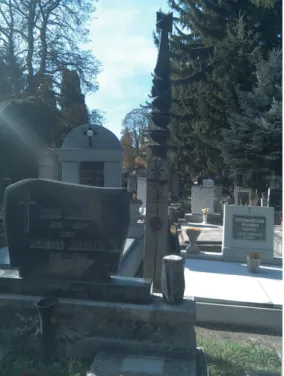 4. kép: Sándor András sírja és kopjafája Egerben, anyósa, apósa   és felesége mellett, a Hatvani temetőben (Saját fénykép)