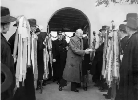 5. kép: Kállay Miklós miniszterelnököt fogadják az egri fertálymesterek 1942-ben a  vasútállomáson