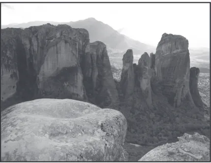 12. ábra: Önálló sziklatornyok az Andikhasiai-hegységben, szélkorrázió nyomai a szik- szik-lákon