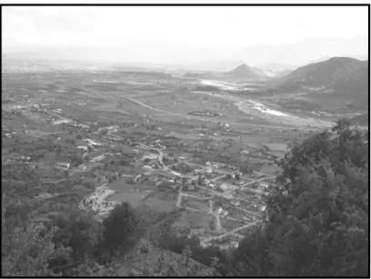 2. ábra: Látkép a Meteorák déli előterére. A Piniosz-folyó völgye és a Pindosz-hegység  vonulatai.(fotó: Dobos A.) 