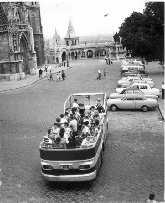 10. kép. Turista busz a Mátyás-templom előtt 
