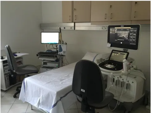 25. ábra. Neuromuscularis betegségek optimális diagnosztikai helyisége. Egy ülésben  elvégezhető a klinikai, az elektrofiziológiai és az ultrahang vizsgálat (a vizsgálóágy bal  oldalán az electromyographiás készülék, jobb oldalon pedig az ultrahang készülé