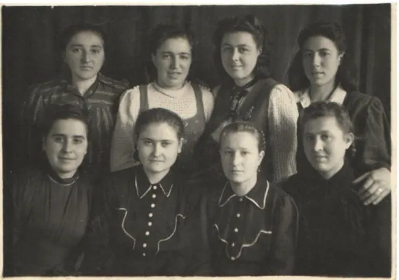Foto Nr.13: Mädchen und Frauen in der Zwangsarbeit. Frau M.Gy. oben rechts.  