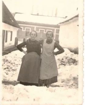 Foto Nr.3.: Frau Sch. Gy. (in der Mitte) in der SU in  der Zwangsarbeit - Privatbesitz der Interviewpartnerin 